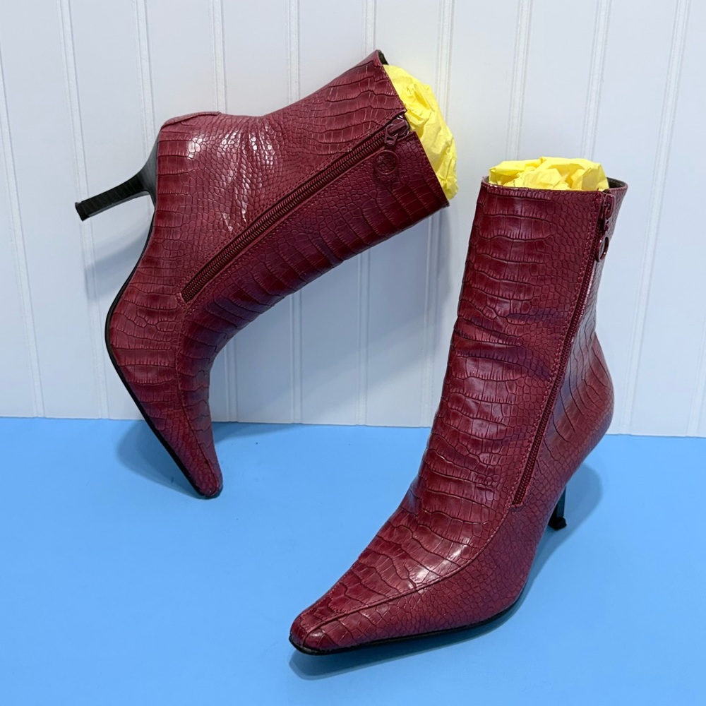 COVERGIRL Red Crocodile-Patterned Heeled bootie Size 6.5 - Picture 16 of 17